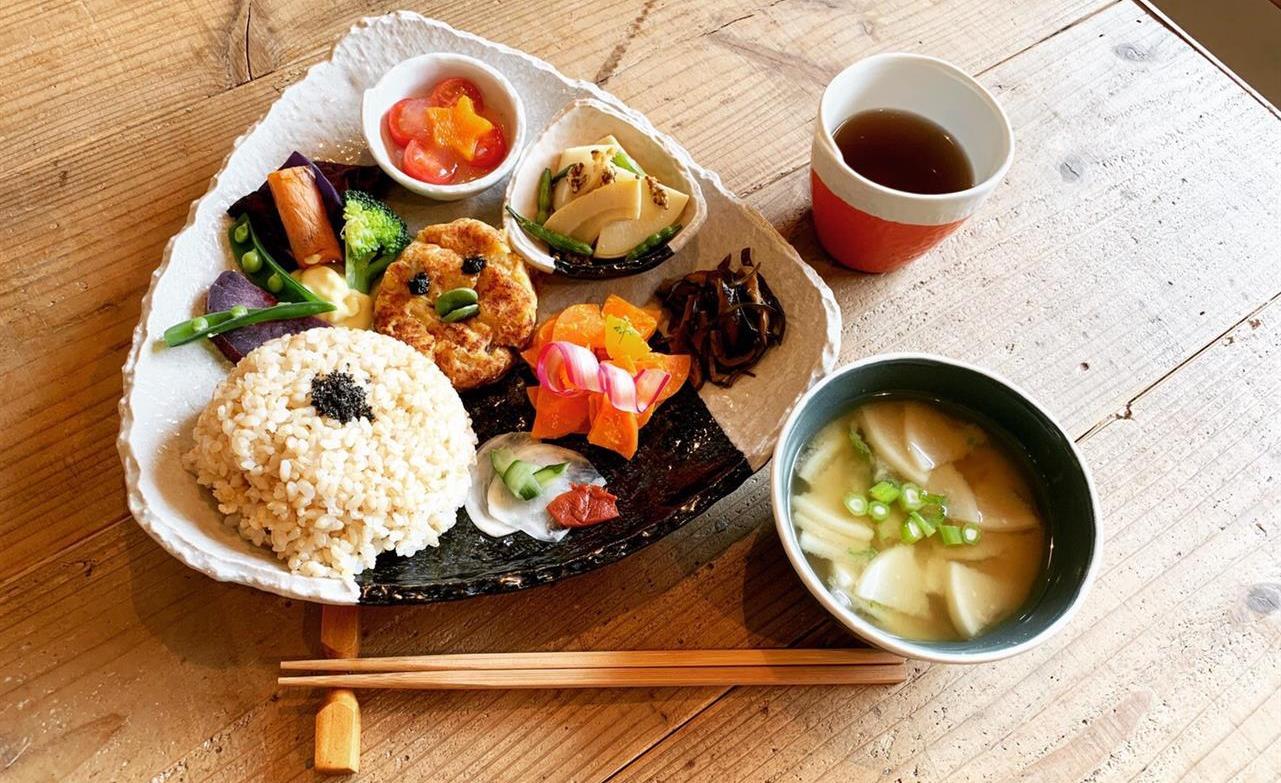 豆こ食堂とおやつ　やむなし